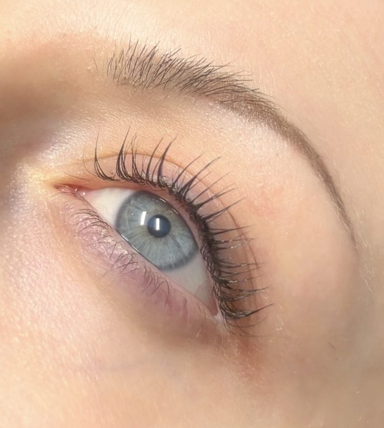 Lash lift on a blue eye